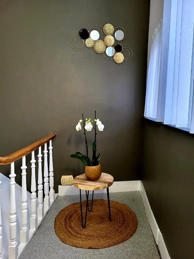 Brussels Bed & Blockchain Private Rooms With Shared Bathroom 0*,