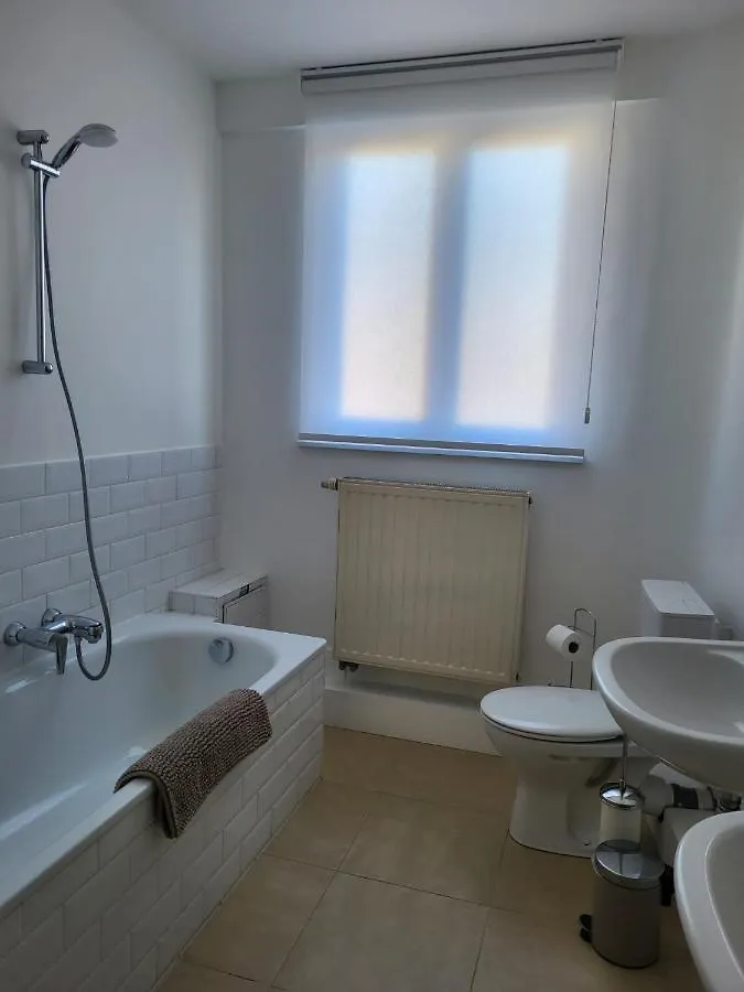 Brussels Bed & Blockchain Private Rooms With Shared Bathroom Πανσιόν